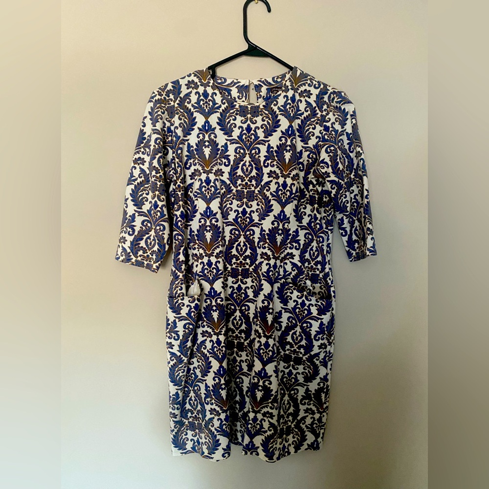 Professional work dress. Pockets in the front.